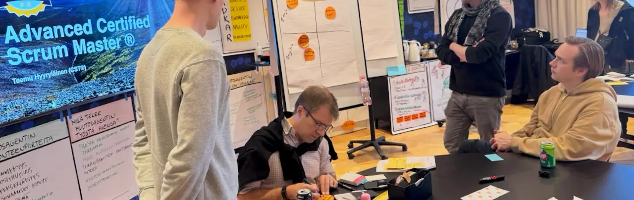 A-CSM-osallistuja fasilitoimassa keskustelua post-it-seinän edessä