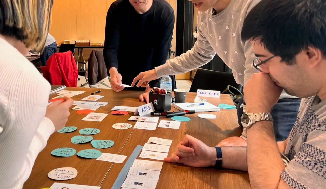 Tuoteomistajia työpajassa post-it-seinän äärellä